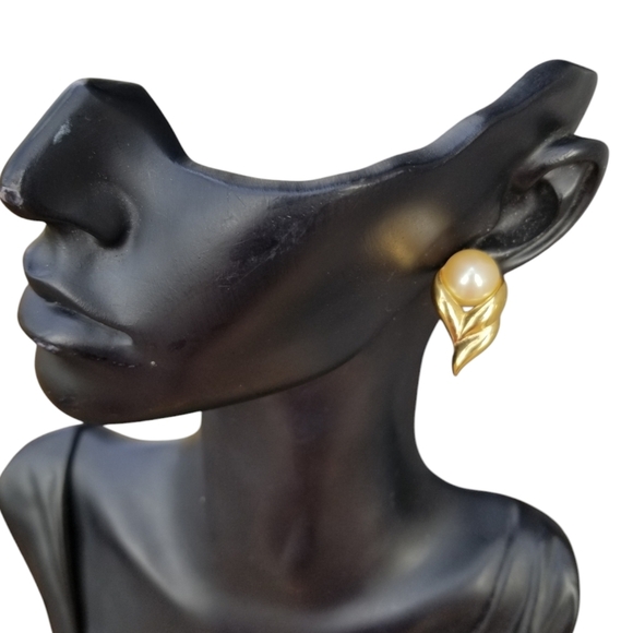 RICHELIEU VINTAGE GOLDTONE & FAUX PEARL STATEMENT EARRINGS - Picture 2 of 6